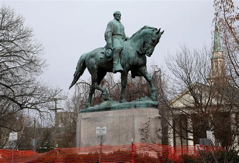 Charlottesville removes Confederate statues