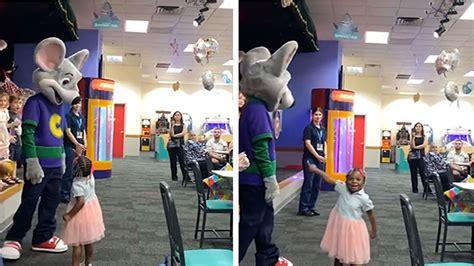 Black Mom Accuses Chuck E. Cheese of Racial Discrimination, Says Mouse Purposely Ignored 2-Year-Old Daughter’s High Five Attempt