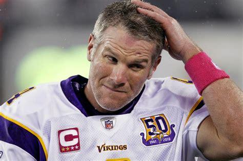 Brett Favre gets dragged on Twitter and called “welfare queen,”