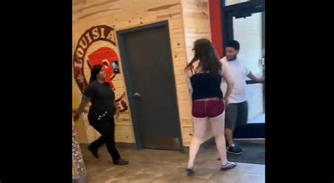 Popeyes employees get into altercation with a customer, as argument leads to cashier throwing items at the customer [VIDEO]