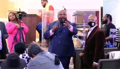 Quick-Thinking St. Louis Pastor Uses Surrounding to Stop Robbery Attempt During Sunday Service